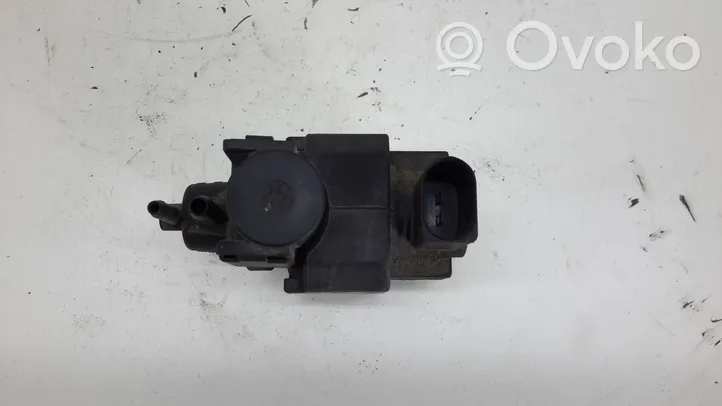 Audi A8 S8 D3 4E Solenoidinis vožtuvas 059906629A