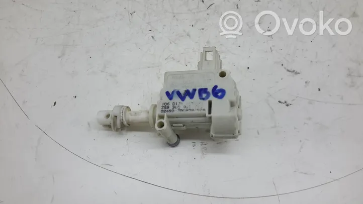 Volkswagen PASSAT B6 Motor de bloqueo de puertas 3C0810773A