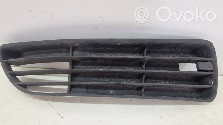 Audi A4 S4 B5 8D Grille inférieure de pare-chocs avant 