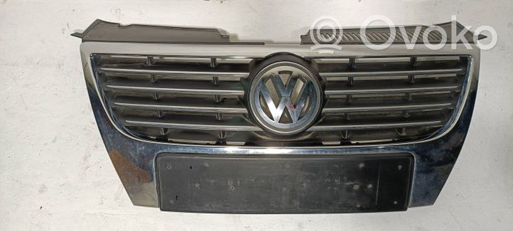 Volkswagen PASSAT B6 Grotelės viršutinės 1C0853651AH