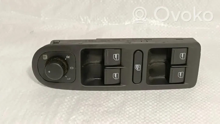 Volkswagen Golf VI Support bouton lève vitre porte avant 5K0867255A