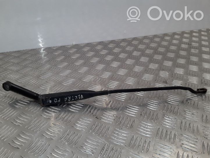 Opel Vectra B Priekinio stiklo valytuvų kojelė 90504175