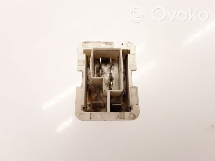 Opel Astra H Coolant fan relay 90560362