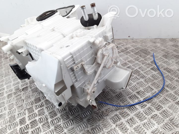 Toyota Yaris Verso Carcasa de montaje de la caja de climatización interior 8703052180