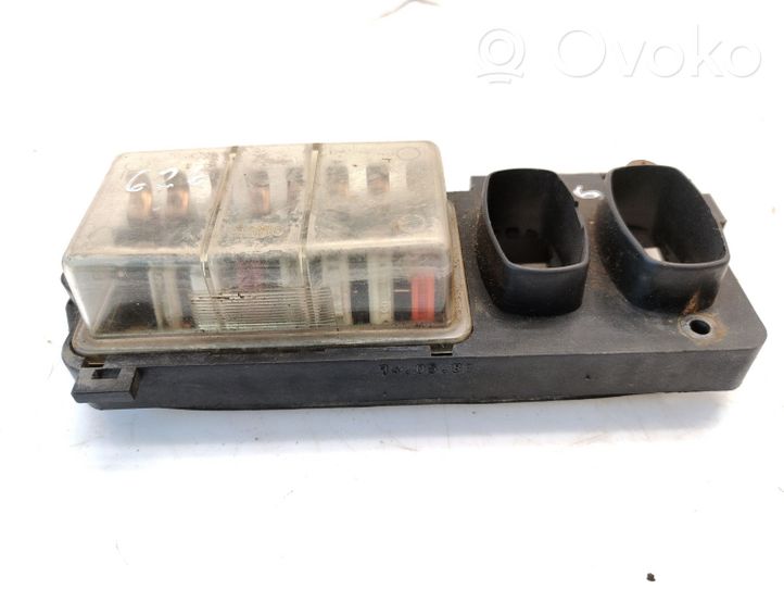 Volkswagen Polo II 86C 2F Module de fusibles 867937025A