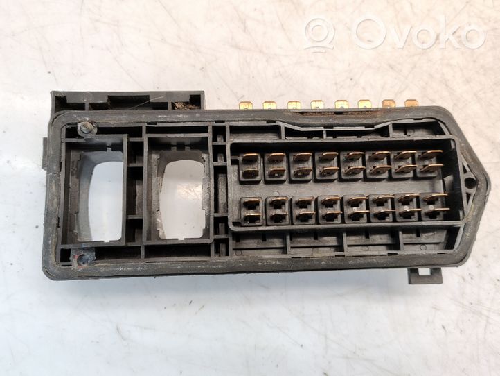 Volkswagen Polo II 86C 2F Module de fusibles 867937025A