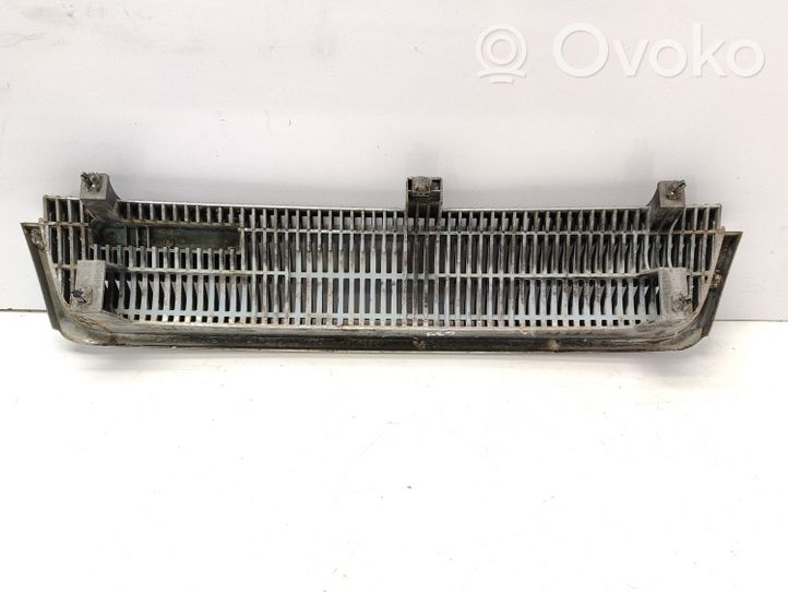 Mazda 929 Griglia superiore del radiatore paraurti anteriore HF7550710