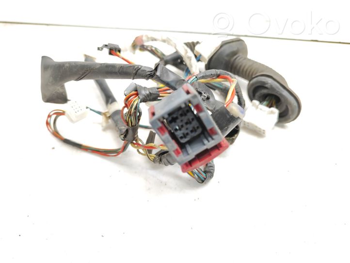 Toyota Avensis T250 Cableado de puerta trasera 8215405170