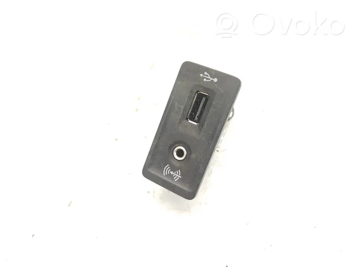 Volkswagen Golf VII Connettore plug in AUX 5G0035222D