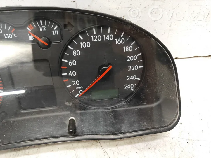 Volkswagen PASSAT B5 Speedometer (instrument cluster) 3B0920822A