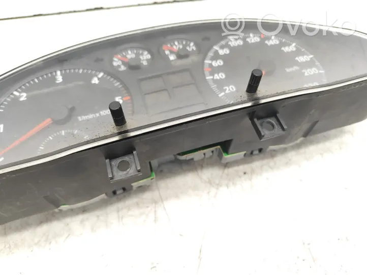 Audi A4 S4 B5 8D Compteur de vitesse tableau de bord 8D9919033A