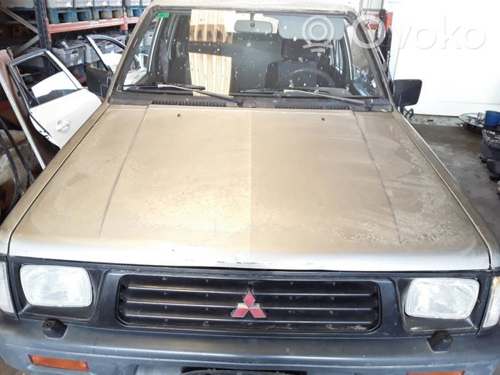 Mitsubishi L200 Pokrywa przednia / Maska silnika MR555387