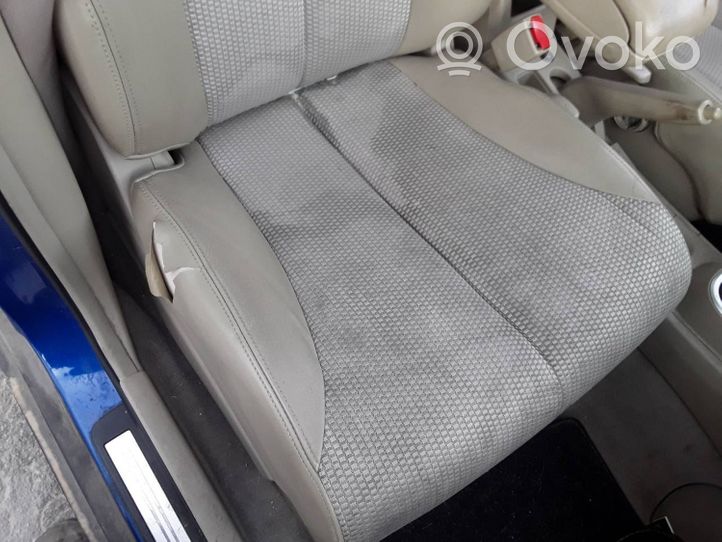 Nissan Tiida C11 Fotel przedni pasażera 