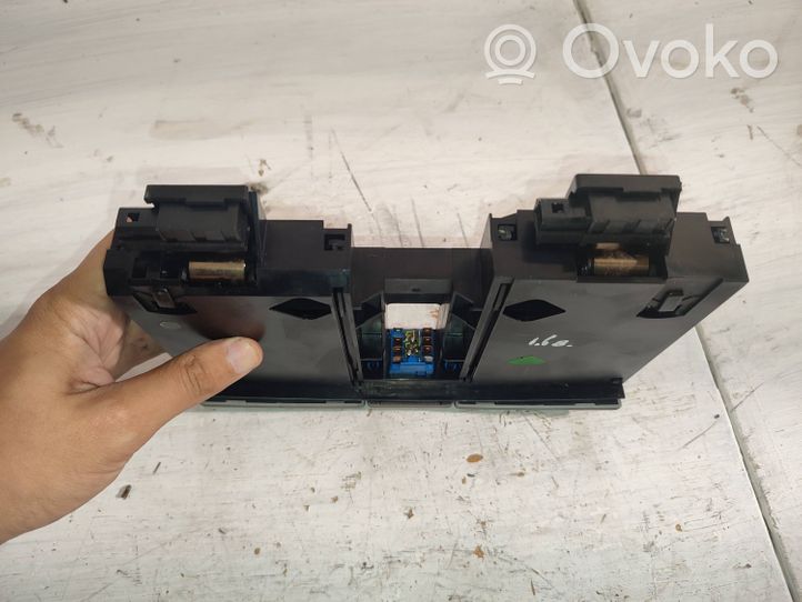 Lancia Lybra Botón interruptor de luz de peligro L61680000