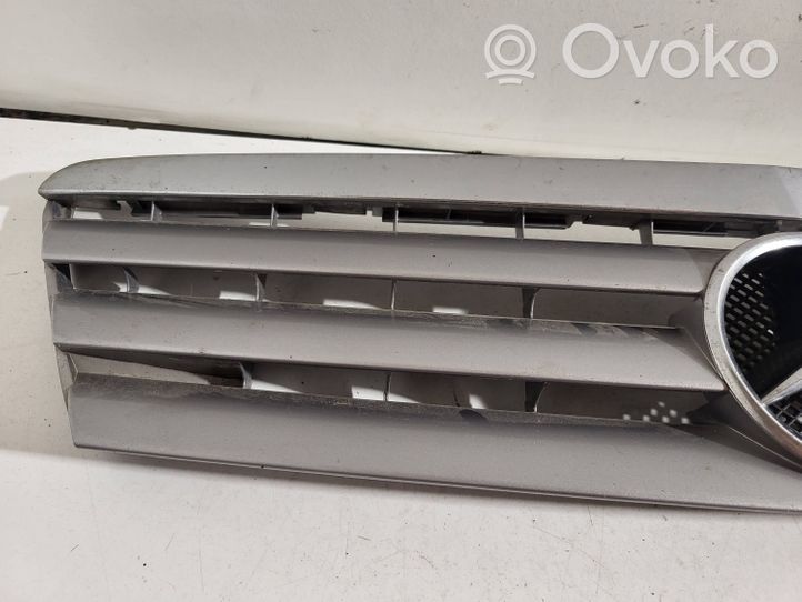 Mercedes-Benz A W168 Grille calandre supérieure de pare-chocs avant 688800083