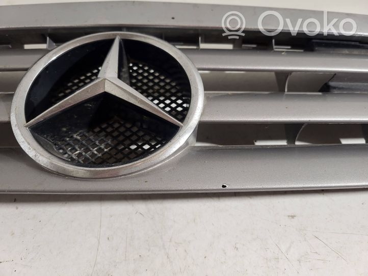 Mercedes-Benz A W168 Grille calandre supérieure de pare-chocs avant 688800083