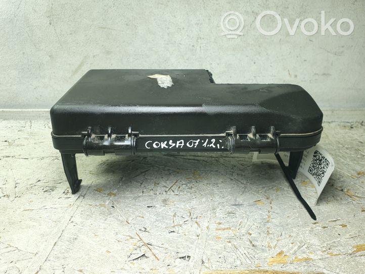 Opel Corsa D Set scatola dei fusibili 17184341