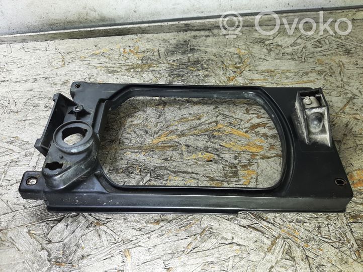 Volkswagen Polo II 86C 2F Support phare frontale 13754900