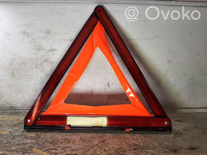 Audi A5 8T 8F Triangle d'avertissement 8T0860251