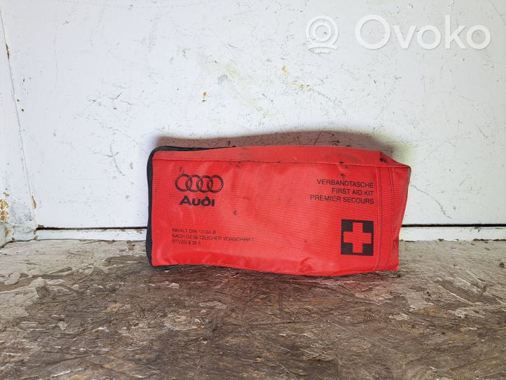 Audi A3 S3 8L Apteczka pierwszej pomocy 8L0860282