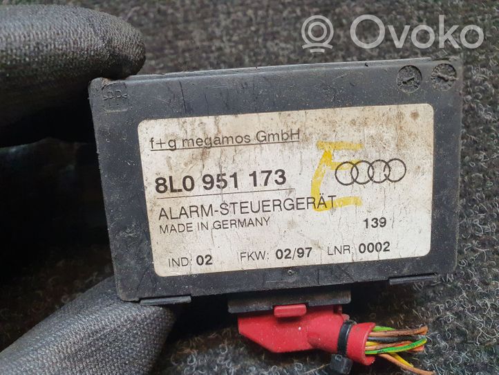 Audi A3 S3 8L Hälytyksen ohjainlaite/moduuli 8L0951173