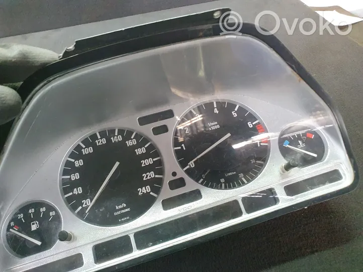 BMW 5 E34 Compteur de vitesse tableau de bord 110008432