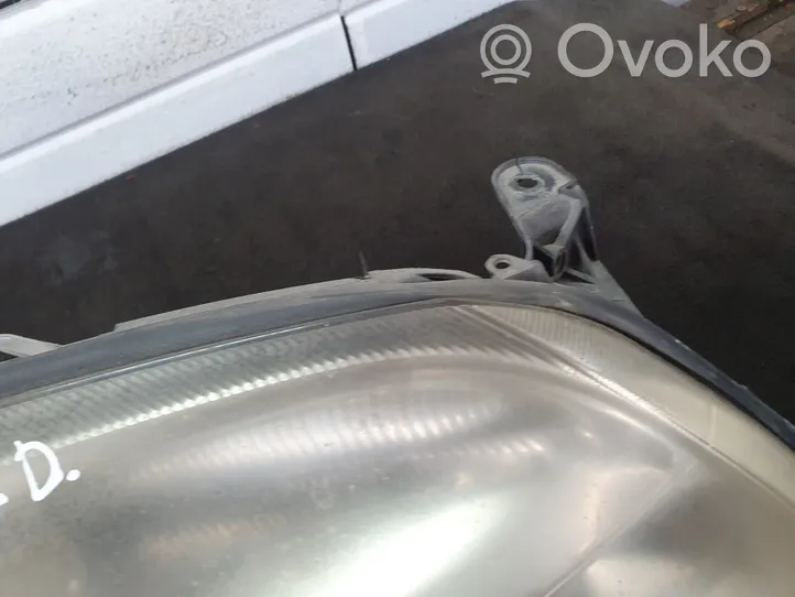 Opel Vectra C Lampa przednia 15588800