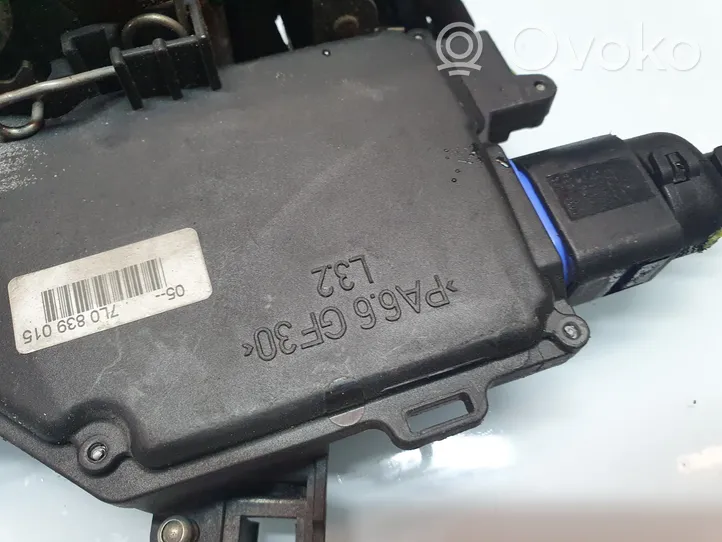 Volkswagen Touran I Rear door lock 7L0839015