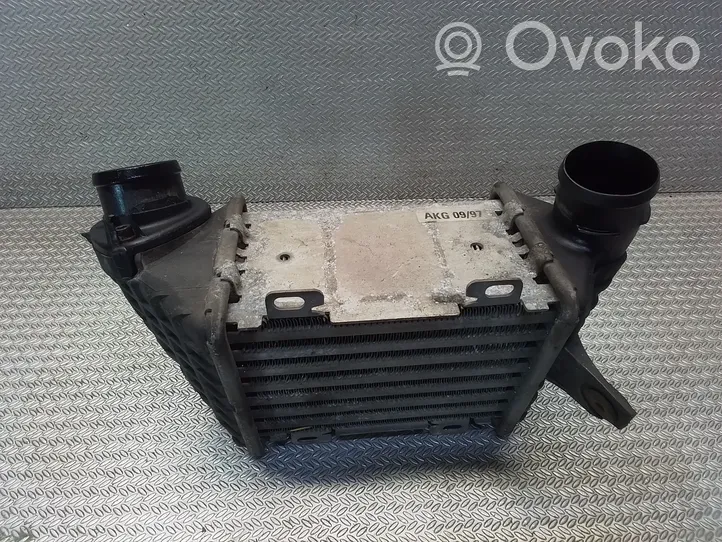 Volkswagen Golf III Chłodnica powietrza doładowującego / Intercooler 1H0145805B