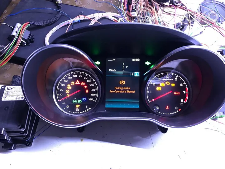 Mercedes-Benz GLC AMG Compteur de vitesse tableau de bord A2059008945
