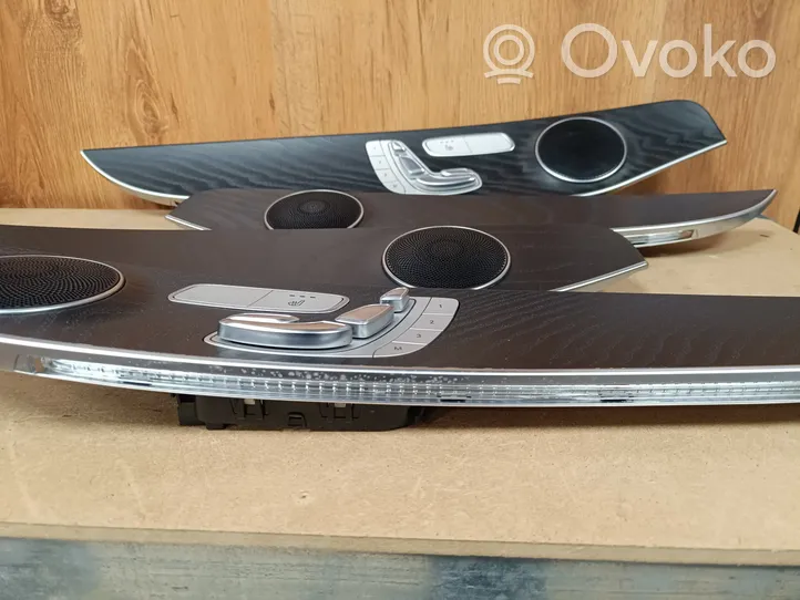 Mercedes-Benz GLC X253 C253 Set di rivestimento del pannello della portiera A2057202889