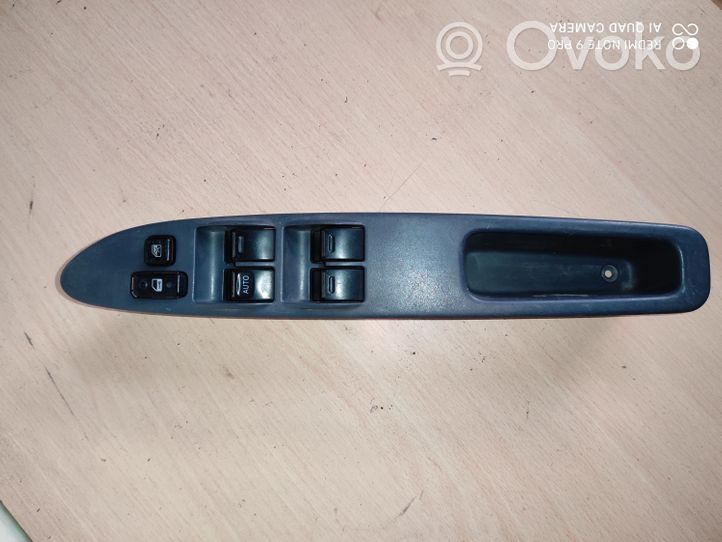 Toyota Picnic Interrupteur commade lève-vitre 8482044020