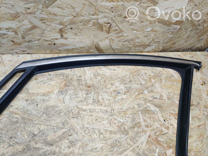 BMW 2 F46 Priekinių durų stiklo apdaila 7326167