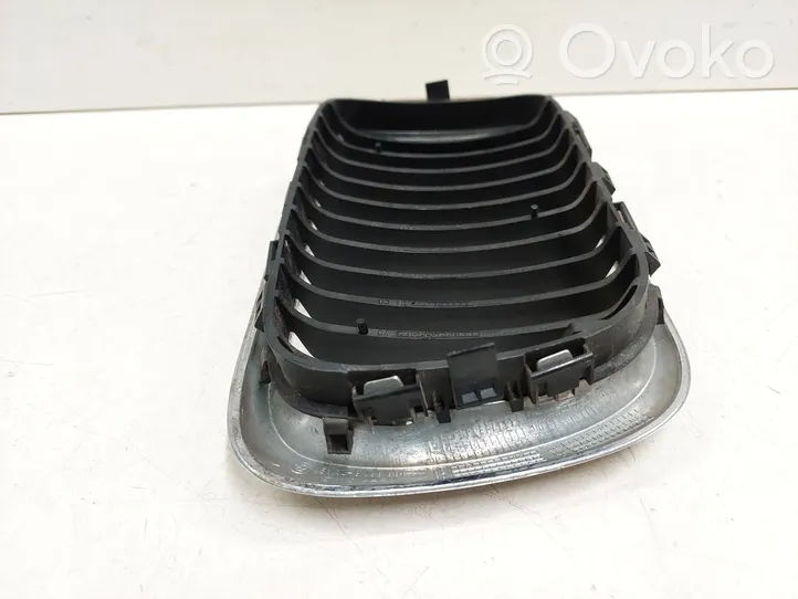 BMW 3 E36 Rejilla superior del radiador del parachoques delantero 51138195093