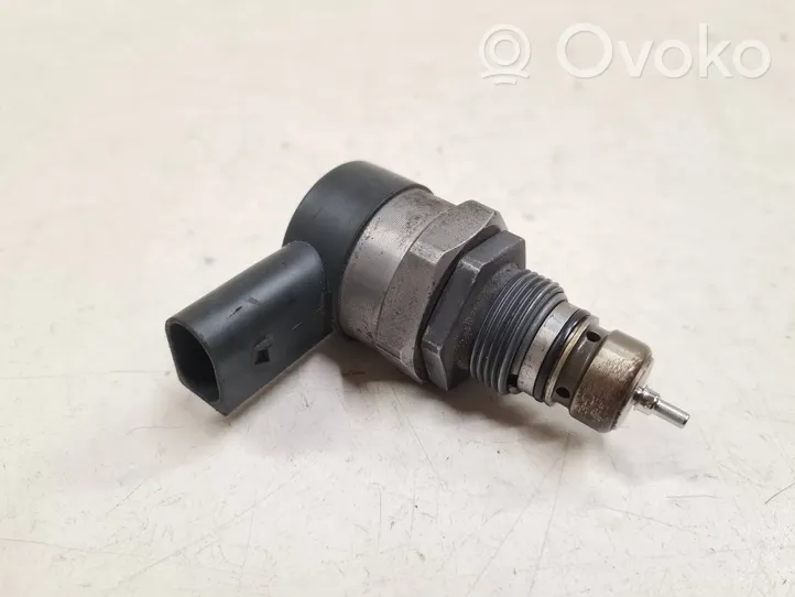 BMW 5 E60 E61 Fuel pressure regulator 0281002481