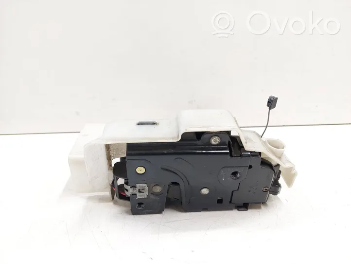 Volkswagen Touareg I Front door lock 7L0837089