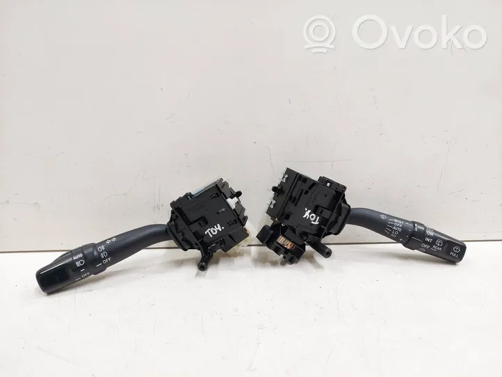 Toyota Avensis T250 Leva/interruttore dell’indicatore di direzione e tergicristallo 17F224