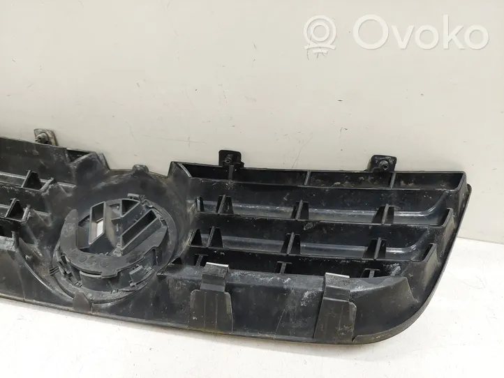 Volkswagen Polo IV 9N3 Etupuskurin ylempi jäähdytinsäleikkö 1T0853601