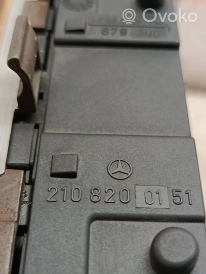 Mercedes-Benz E W210 Cadre, panneau d'unité radio / GPS 2108200151