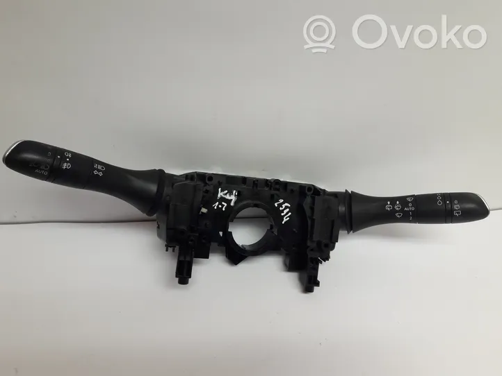 Renault Kadjar Interruptor/palanca de limpiador de luz de giro 255678341R