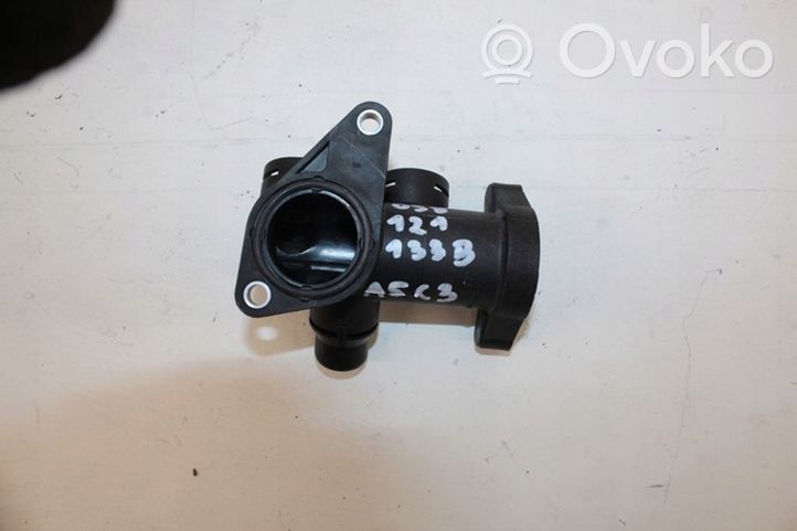 Volkswagen PASSAT B5 Tuyau de liquide de refroidissement moteur 058121133B