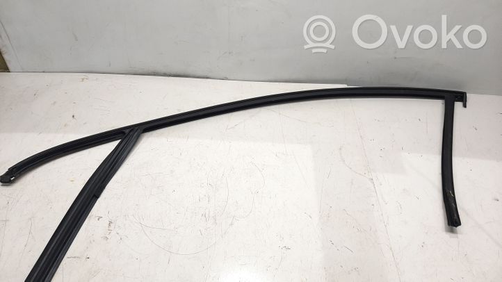 Volvo V60 Moulures des vitres de la porte avant 31347534