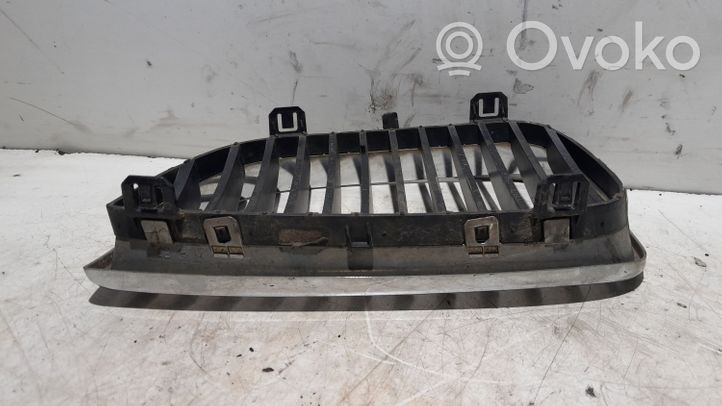 BMW 1 E82 E88 Maskownica / Grill / Atrapa górna chłodnicy 71286189