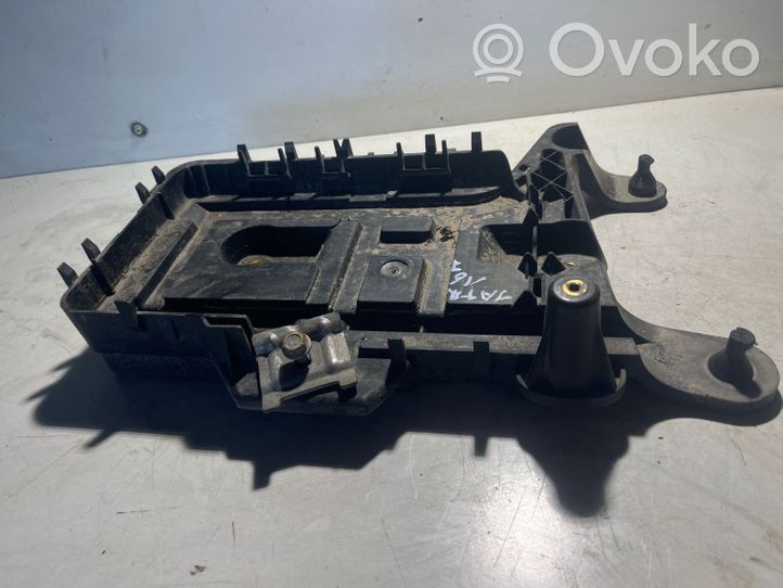 Volkswagen Jetta VI Boîte de batterie 