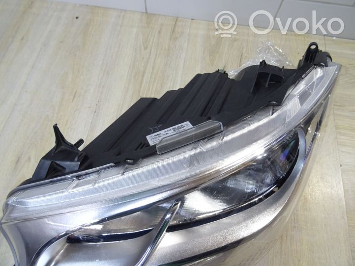 Mercedes-Benz Sprinter W907 W910 Lampa przednia A9109060000