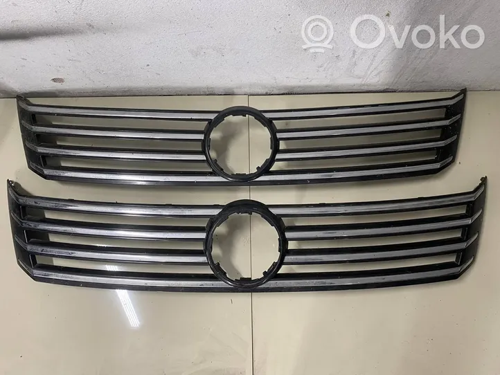 Volkswagen PASSAT B7 Grille calandre supérieure de pare-chocs avant 3AA853655