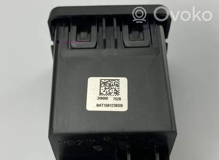 Opel Zafira C USB socket connector 39087528