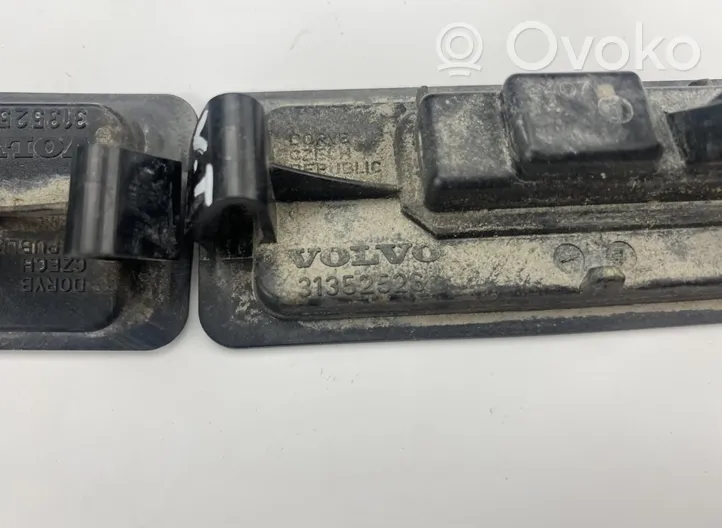 Volvo V40 Lampa oświetlenia tylnej tablicy rejestracyjnej 31352526