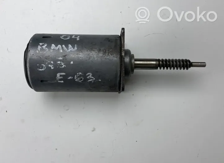 BMW 6 E63 E64 Kita variklio galvutės detalė 750678807