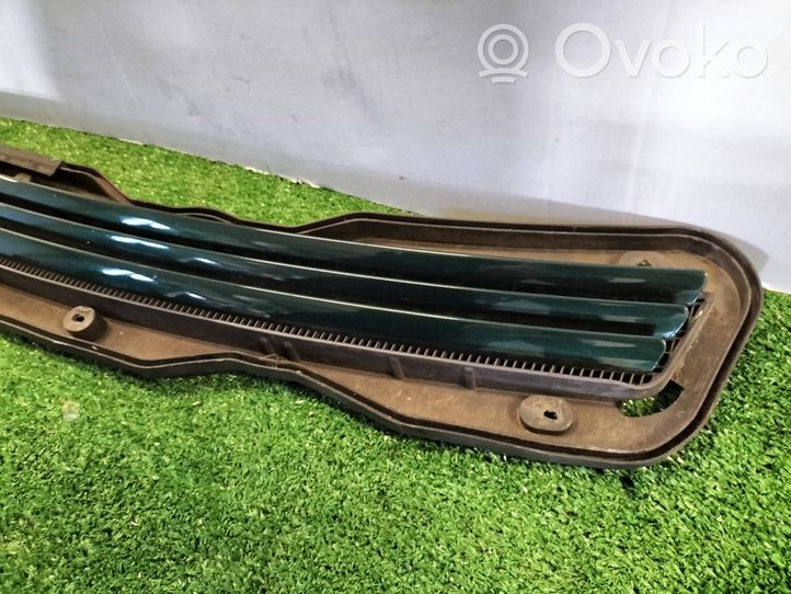 Mercedes-Benz E W210 Grille calandre de capot A2108800705